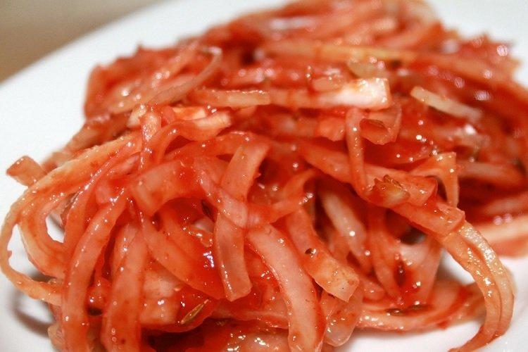 Маринованный лук в аджике