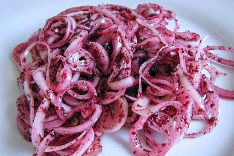 Лук, маринованный с сумахом