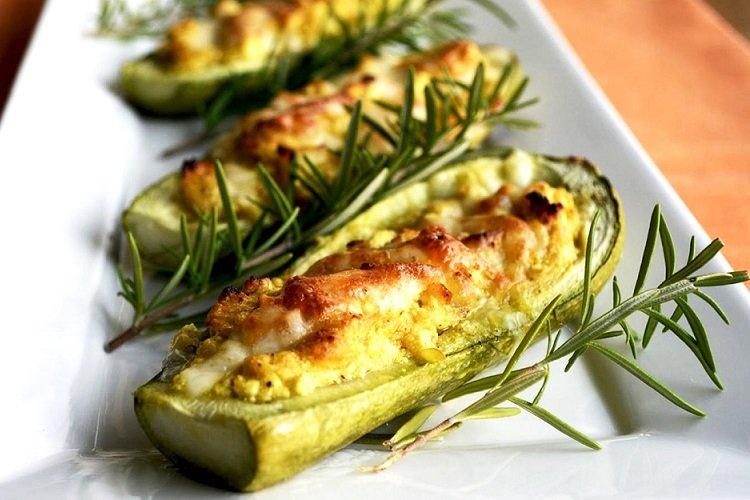 Кабачки с говяжьим фаршем и розмарином в духовке