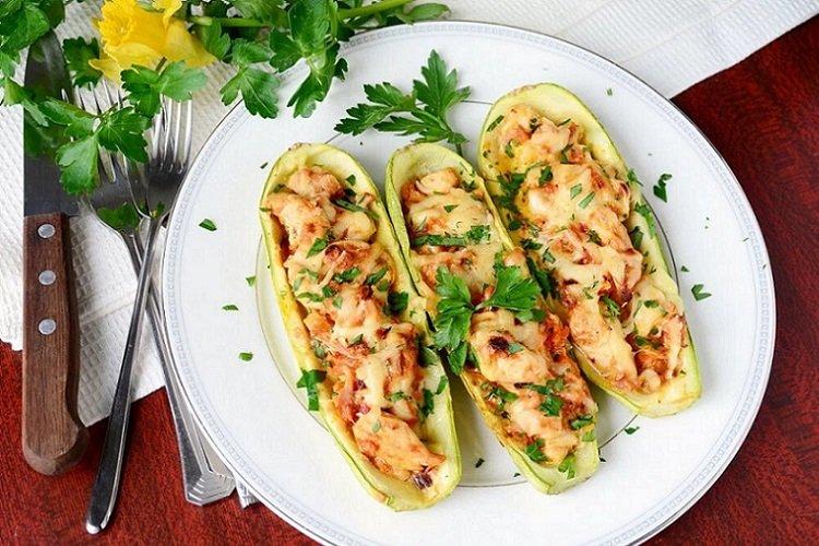 Лодочки из кабачков с фаршем и грибами