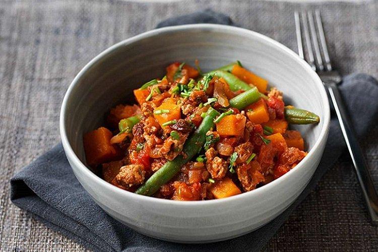 Кабачки, тушенные с фаршем и стручковой фасолью