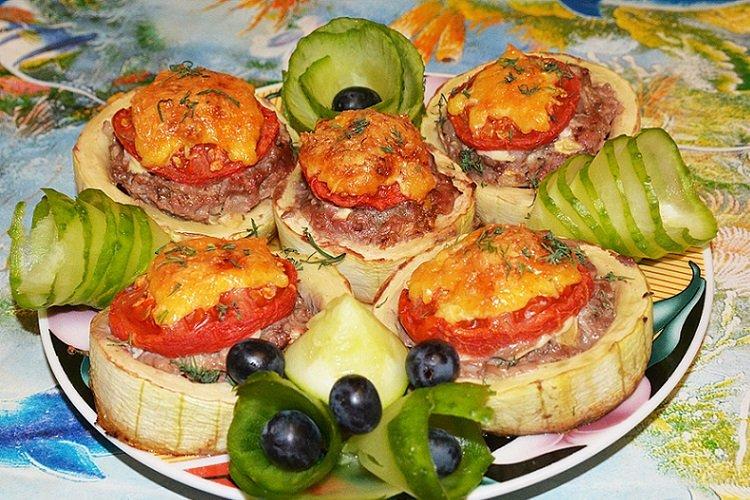 Кабачки с фаршем и помидорами