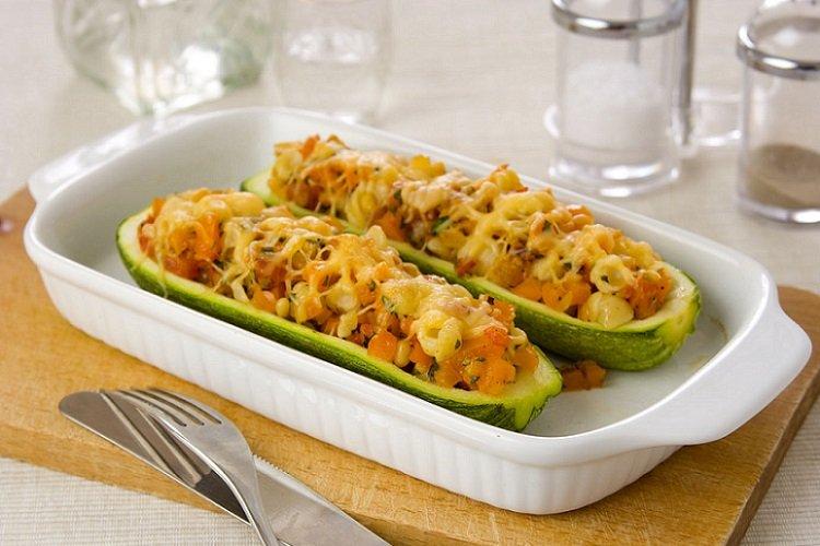 Кабачки, запеченные с фаршем и овощами
