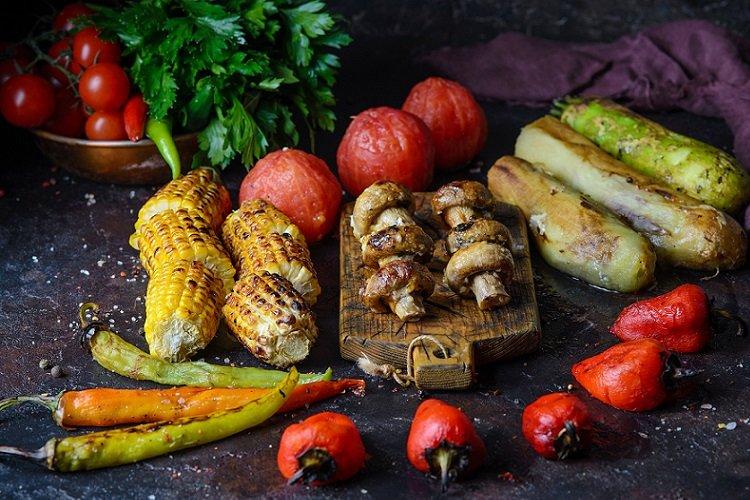 Овощи на мангале, маринованные в вине