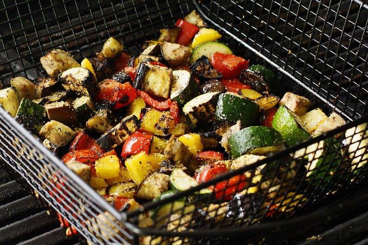 Овощи-гриль с майонезом и специями