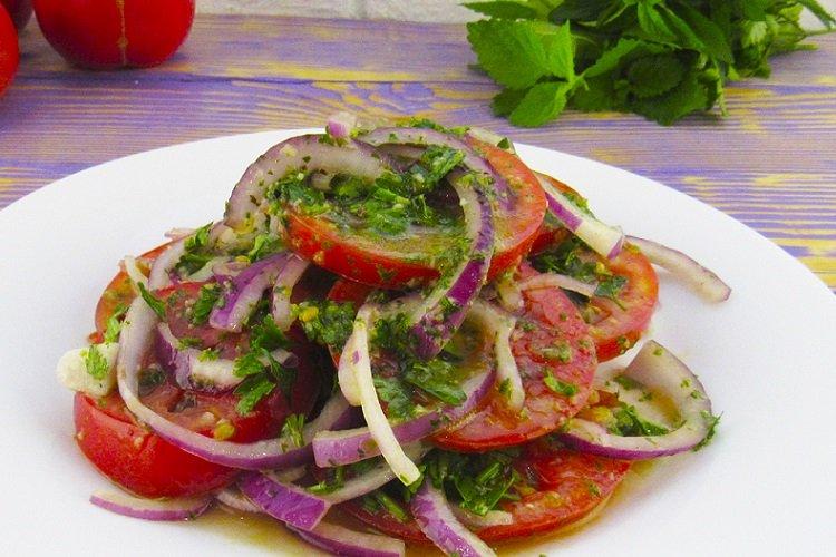 Маринованные помидоры с луком за полчаса