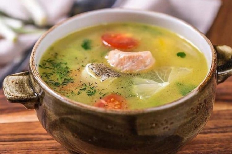 Уха из красной рыбы на курином бульоне