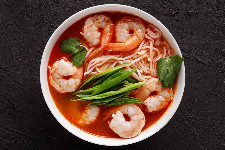 Том ям с рисовой лапшой