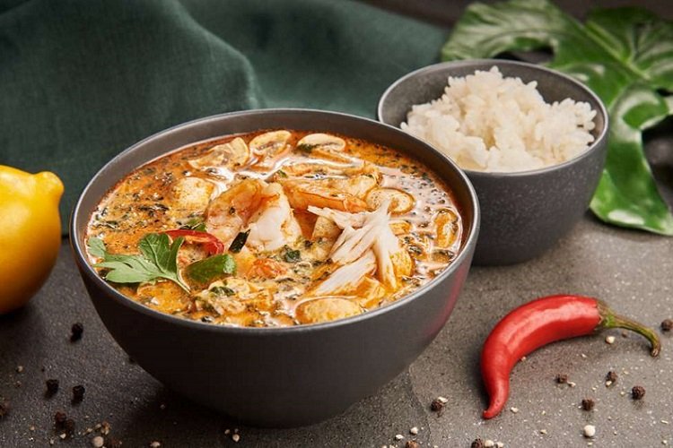 Том ям с рисом и курицей