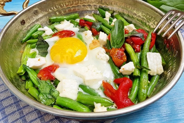 Шакшука со стручковой фасолью и брынзой