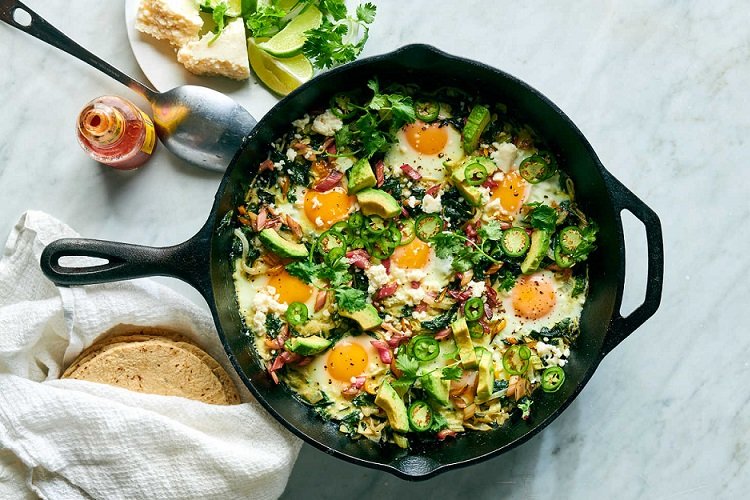 Шакшука с авокадо и острым перцем