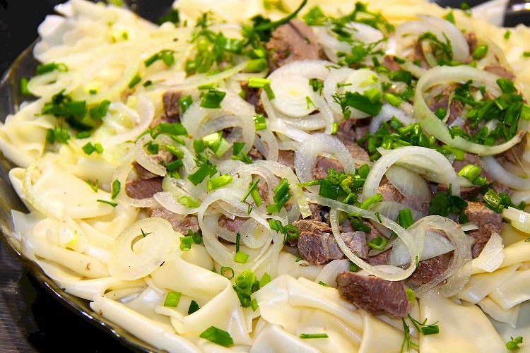Бешбармак с маринованным луком