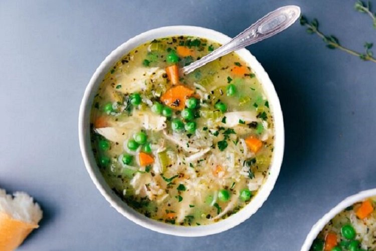 Рисовый суп с зеленым горошком