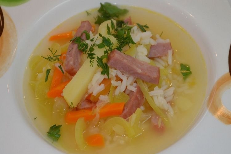 Суп с рисом и колбасой
