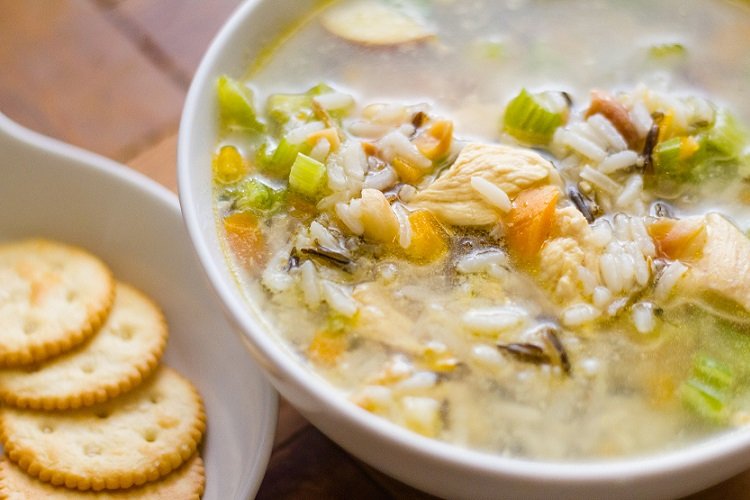 Рисовый суп с курицей и сельдереем