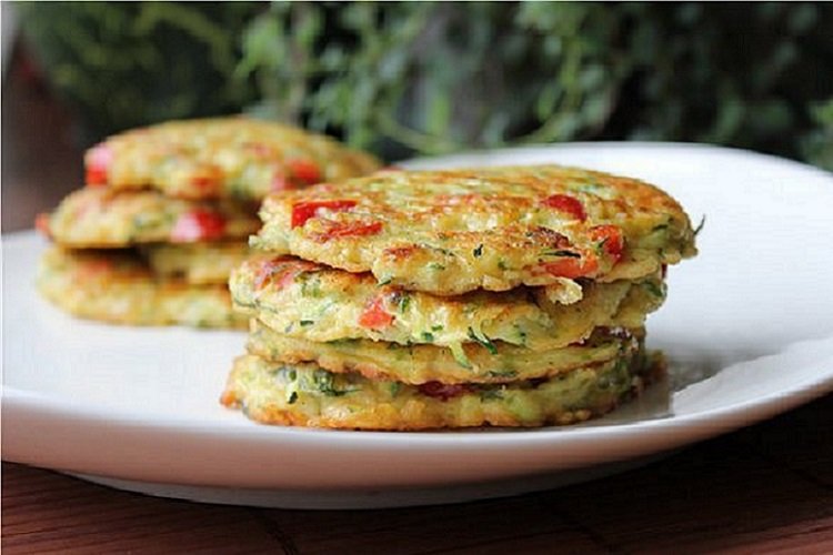 Оладьи из картофеля, бекона и зелени