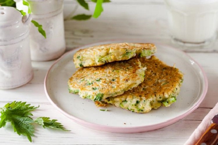 Картофельные оладьи с зеленым луком и крапивой