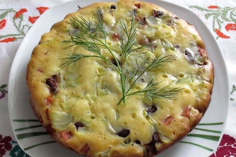 Простой заливной пирог с луком, яйцами и грибами