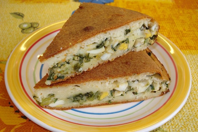 Ароматный заливной пирог с яйцами и зеленым луком
