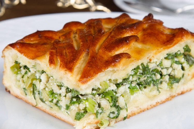 Заливной пирог с луком и яйцом на сметане