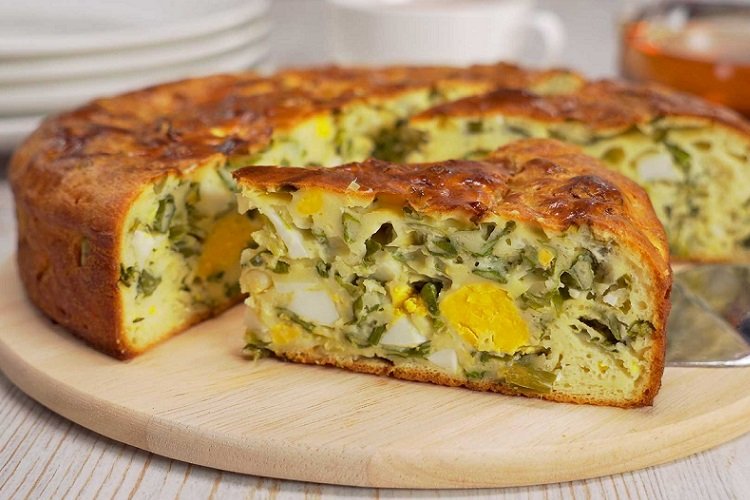 Быстрый заливной пирог с луком и яйцом