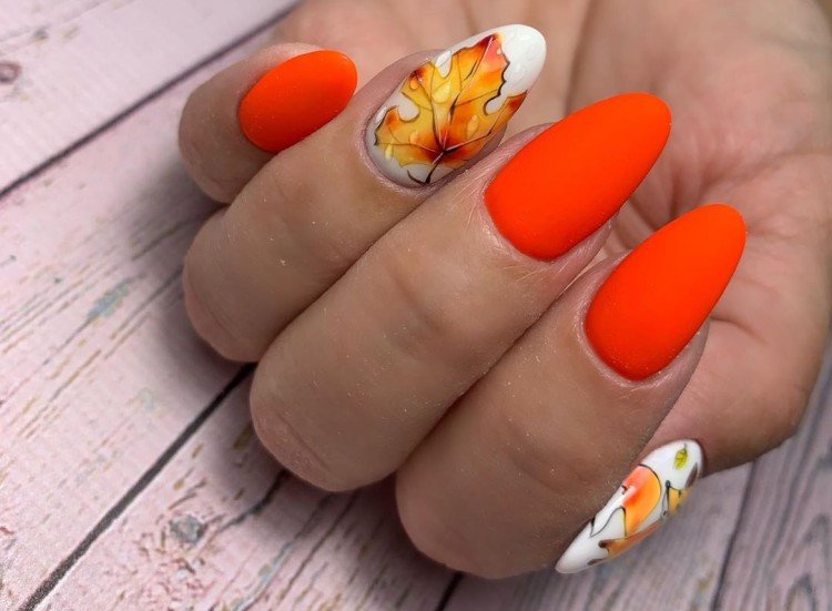 Оранжевый осенний маникюр 2021