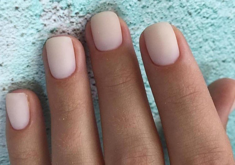 Матовый молочный маникюр