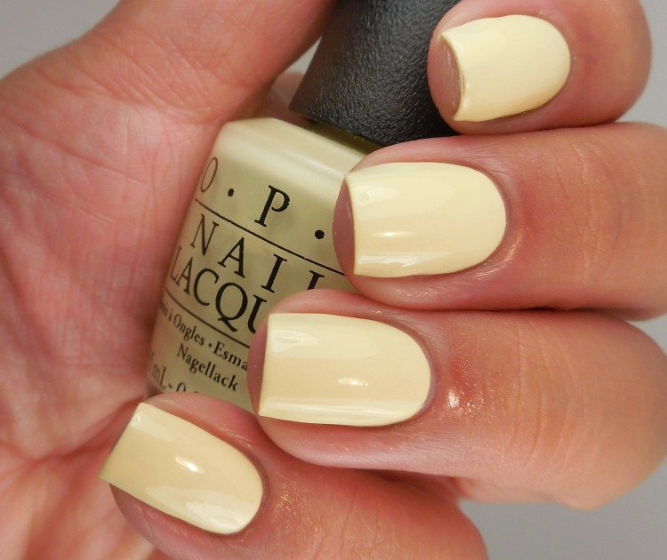 Полупрозрачный желтый маникюр