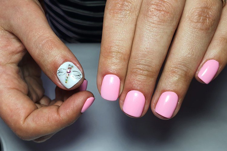 Розовый маникюр на короткие ногти