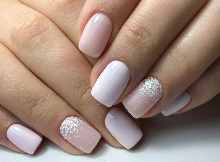 Светлый маникюр на короткие ногти