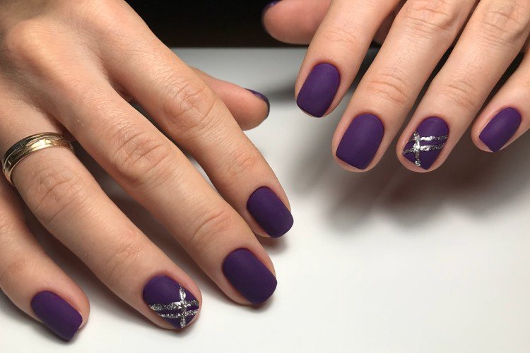 Темный маникюр