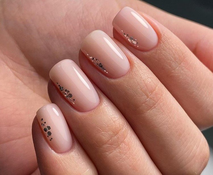 Лаконичный нюд на короткие ногти