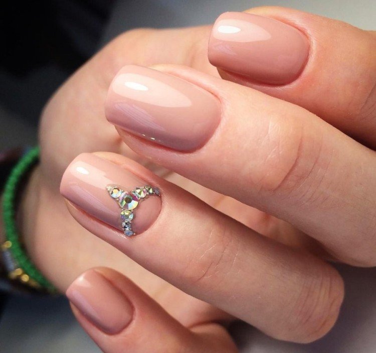 Блестки и стразы на короткие ногти