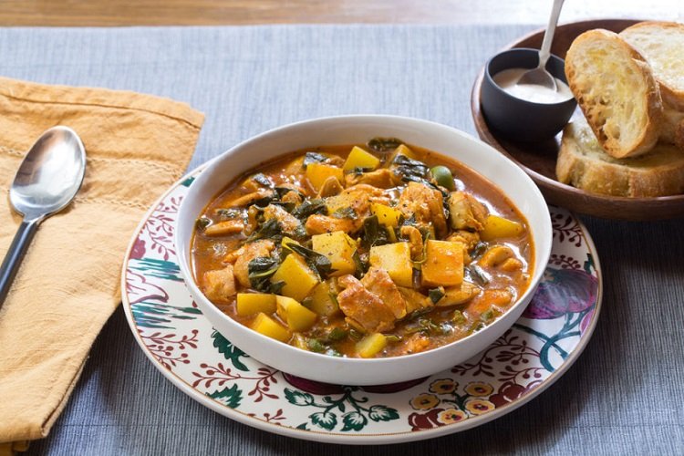 Картошка, тушенная с курицей и солеными огурцами