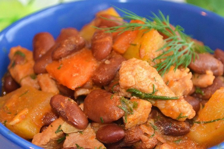 Тушеная картошка с курицей и фасолью
