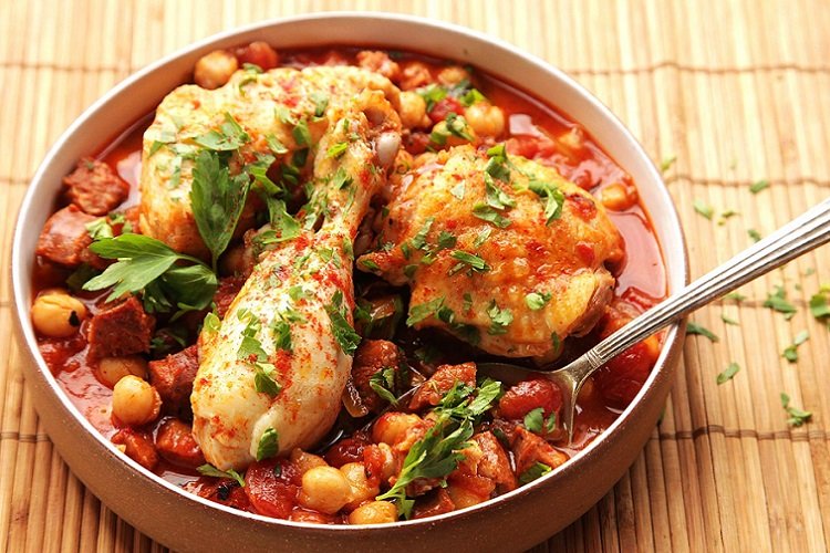 Картошка, тушенная с курицей и нутом