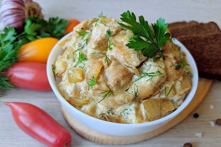 Картошка с курицей, тушенные в сырном соусе