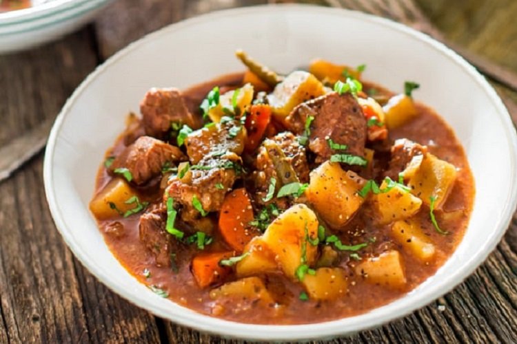 Картошка с курицей, тушенные в остром соусе