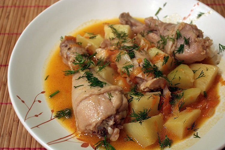 Тушеная картошка с курицей в чайном соусе