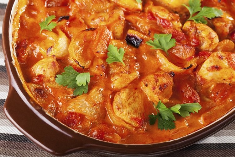 Картошка с курицей в томатной подливе