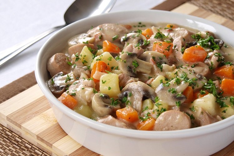 Тушеная картошка с курицей и грибами