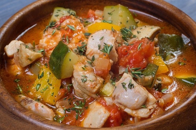 Тушеная картошка с овощами и курицей