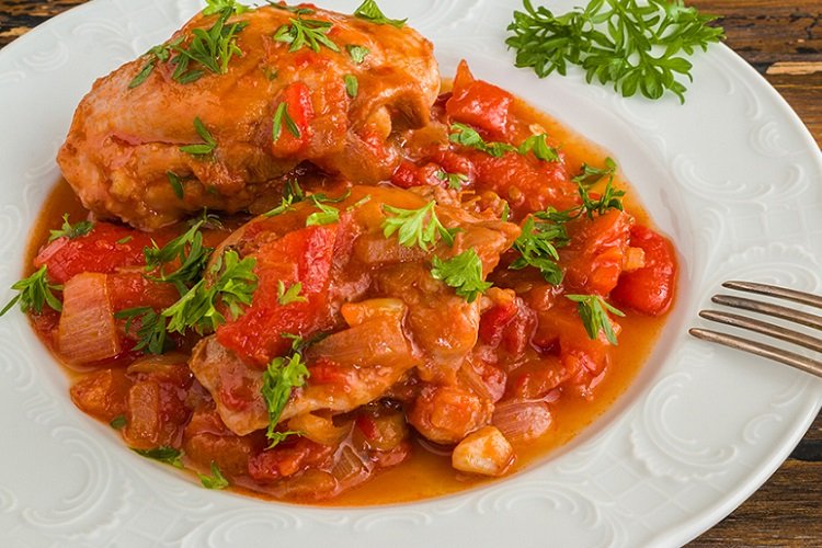 Тушеная картошка с курицей и сладким перцем