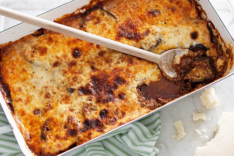 Мусака с соусом бешамель