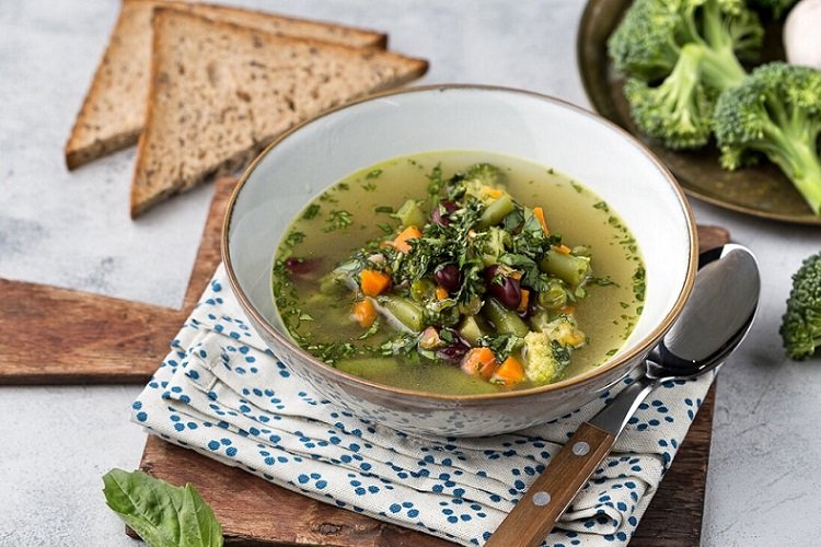 Минестроне с брокколи и стручковой фасолью