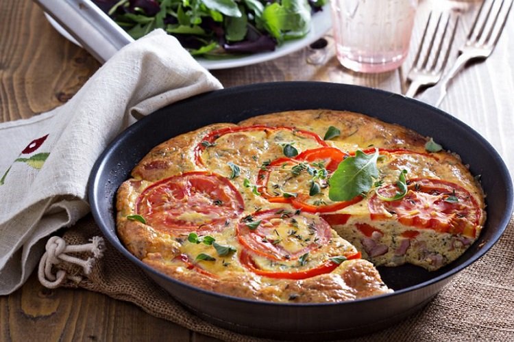 Омлет с фаршем и помидорами