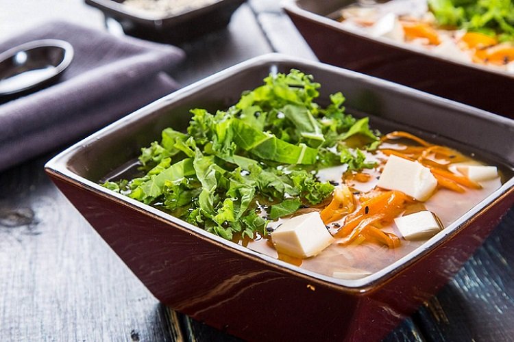 Веганский мисо суп с капустой кейл