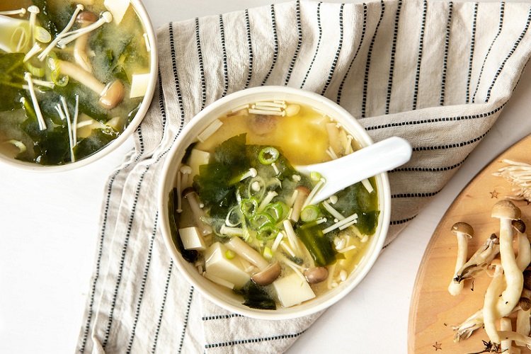 Мисо суп из соломенных грибов и ростков маша
