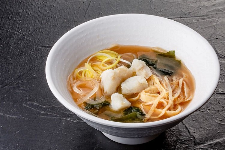 Мисо суп с рисовой лапшой и луком-пореем