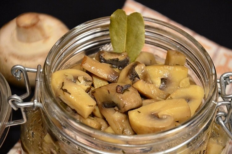 Маринованные шампиньоны с корицей и лимоном